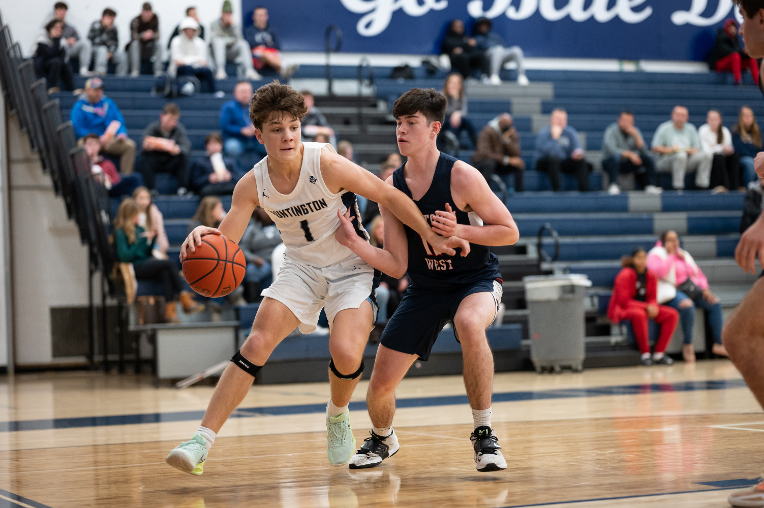  The Huntington boys' basketball team will host a free clinic for grades 4-8. (Darin Reed photo.)  