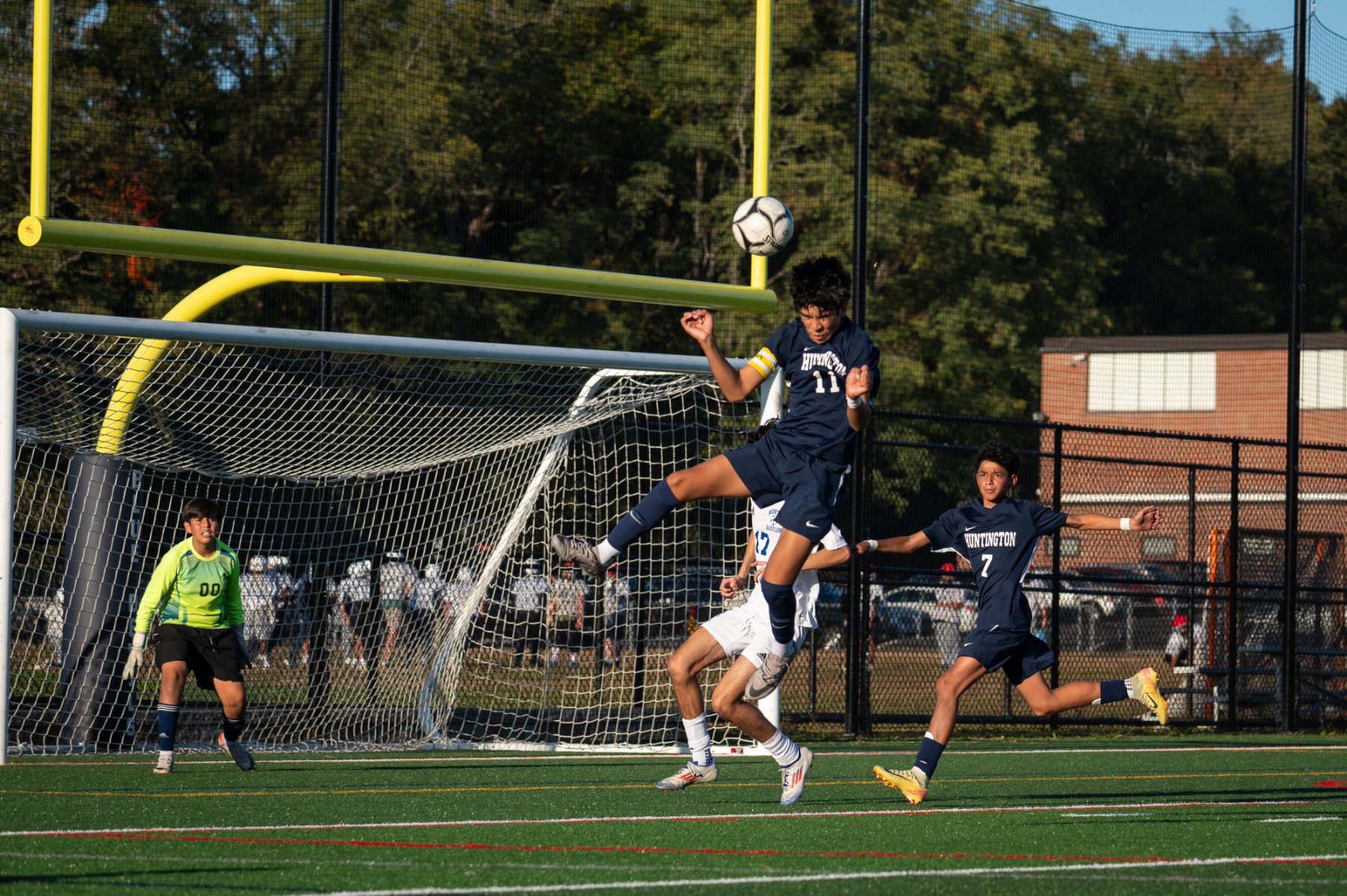 The Huntington JV boys' soccer team did whatever was required. (Darin Reed photo.)