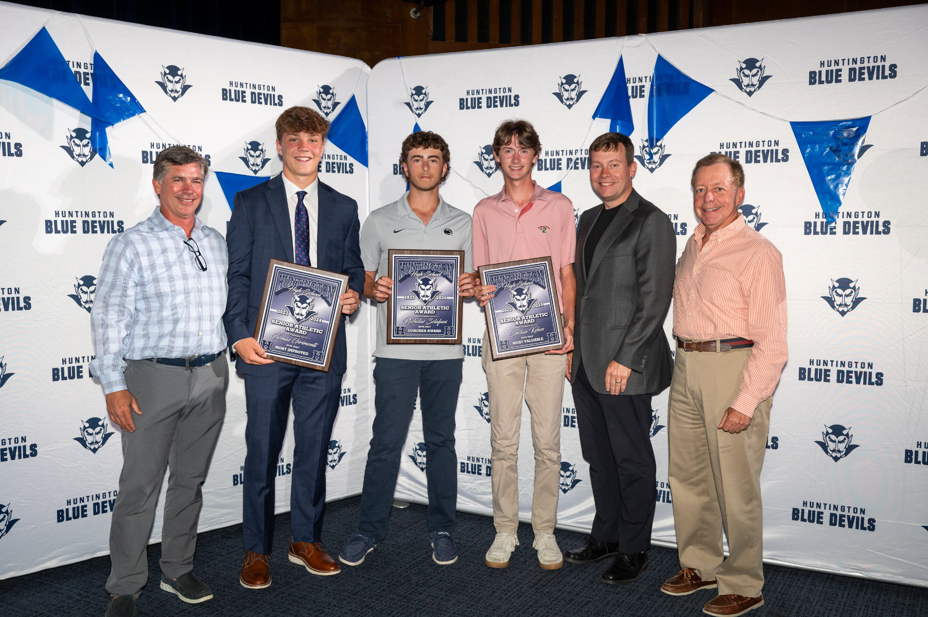  Huntington's top boys' golfers flanked by the Blue Devil coaching staff. (Darin Reed photo.)  