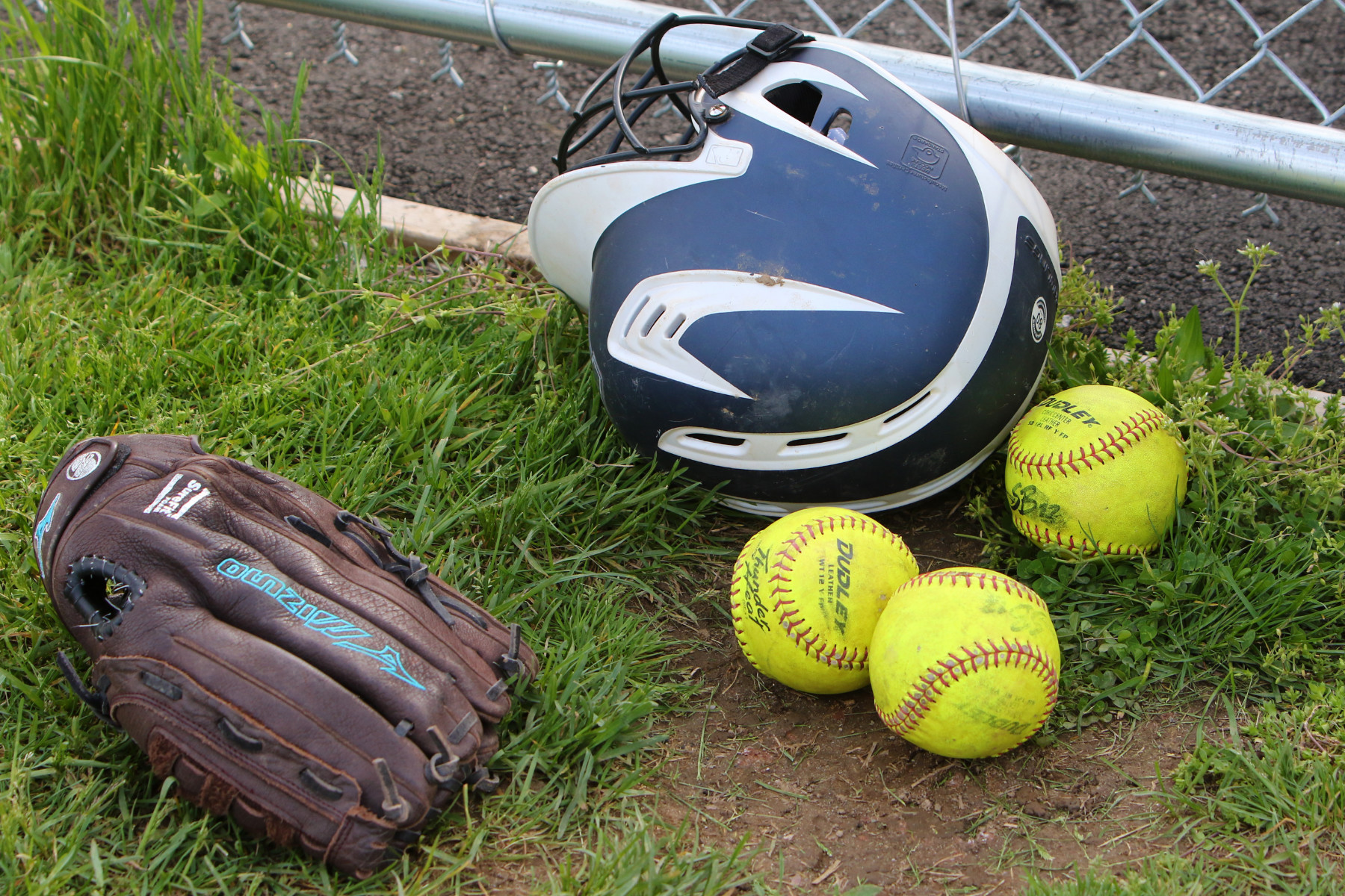  The Huntington JV softball team gave its full effort. (Mike Connell photo.)  