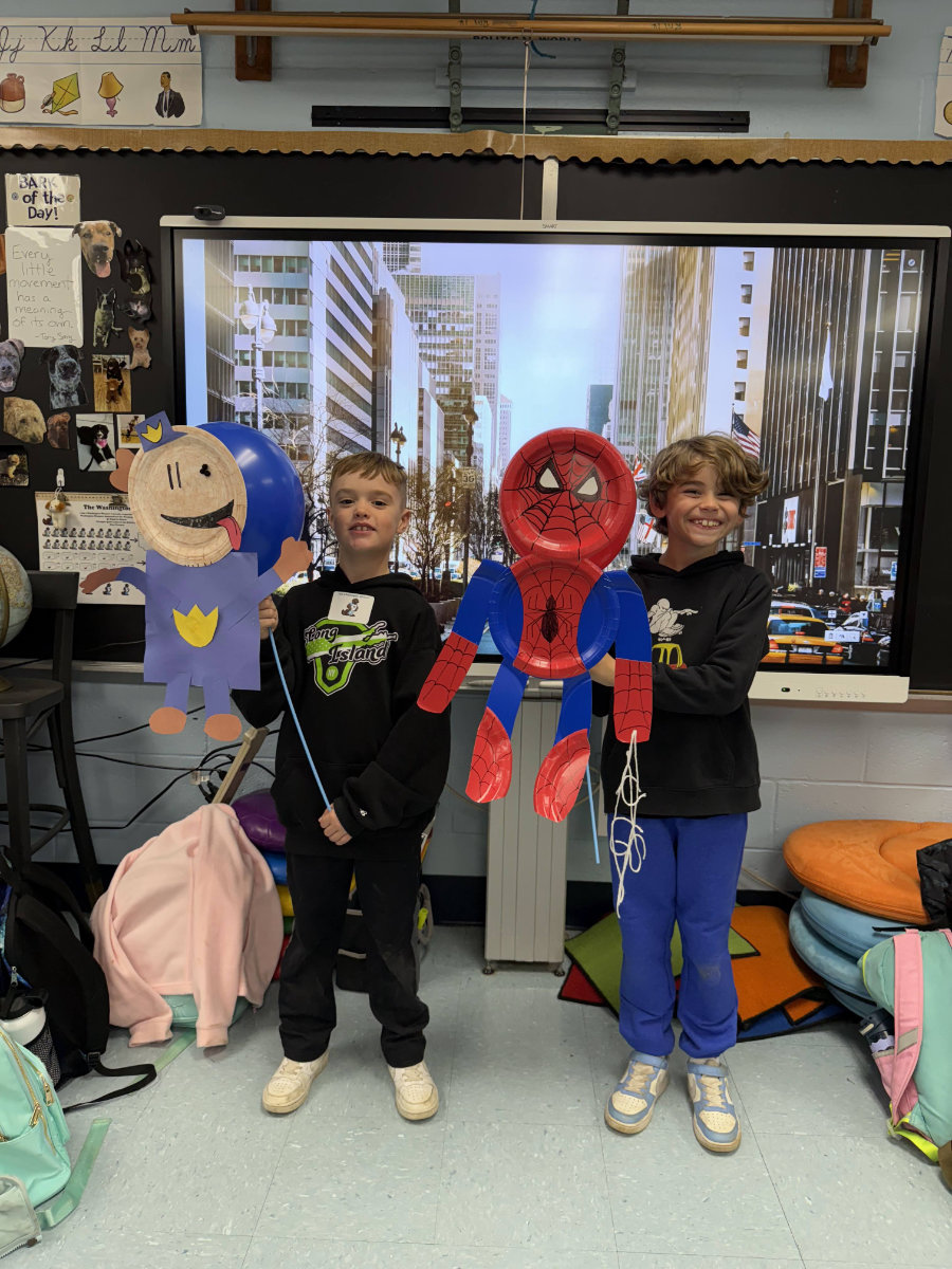  Washington students had fun making simulated parade balloons and floats (22)  