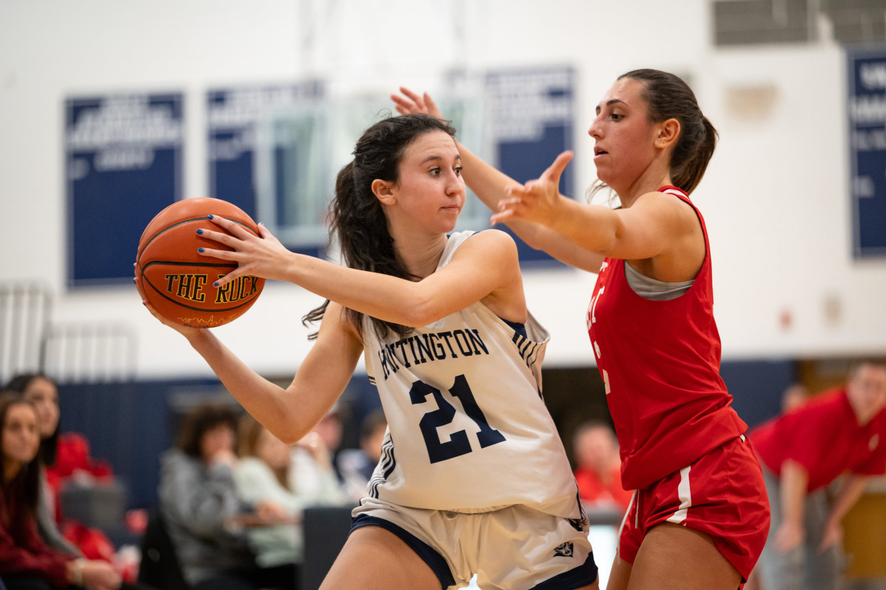  Sabrina Boyles looks to dish off the ball. (Darin Reed photo.) 