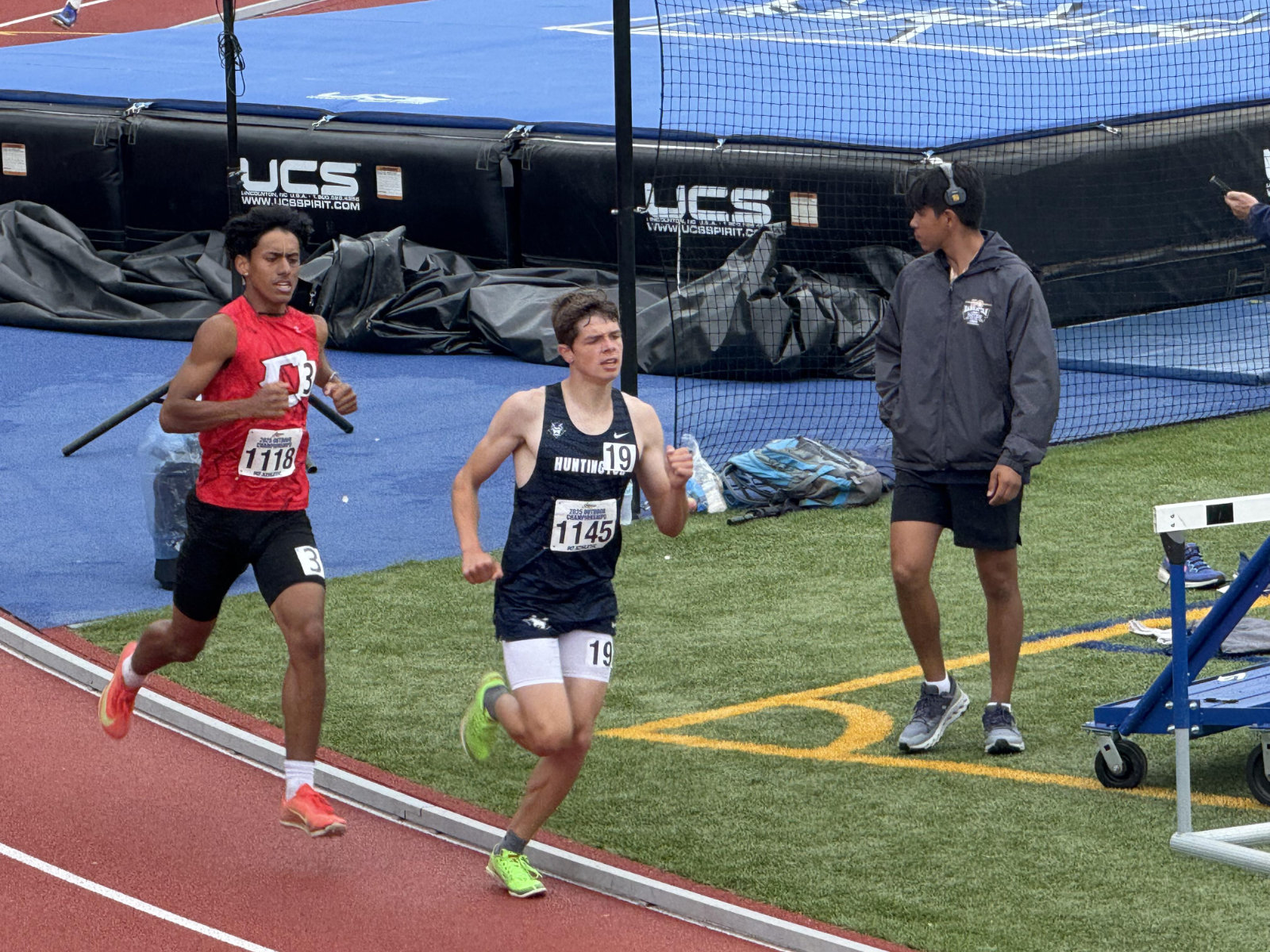  Eric Heinz on his way to winning the pentathlon's 1500m run   