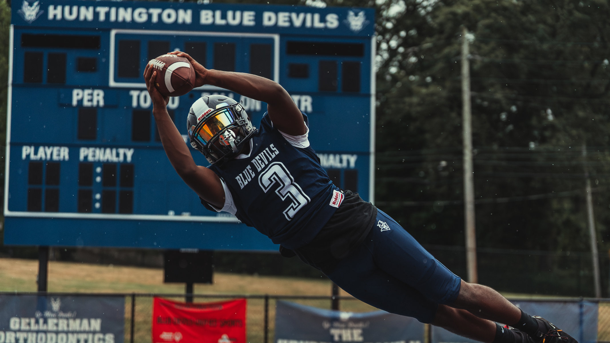  Yasir Jones scored three touchdowns to help Huntington upset county champion Half Hollow Hills East.  