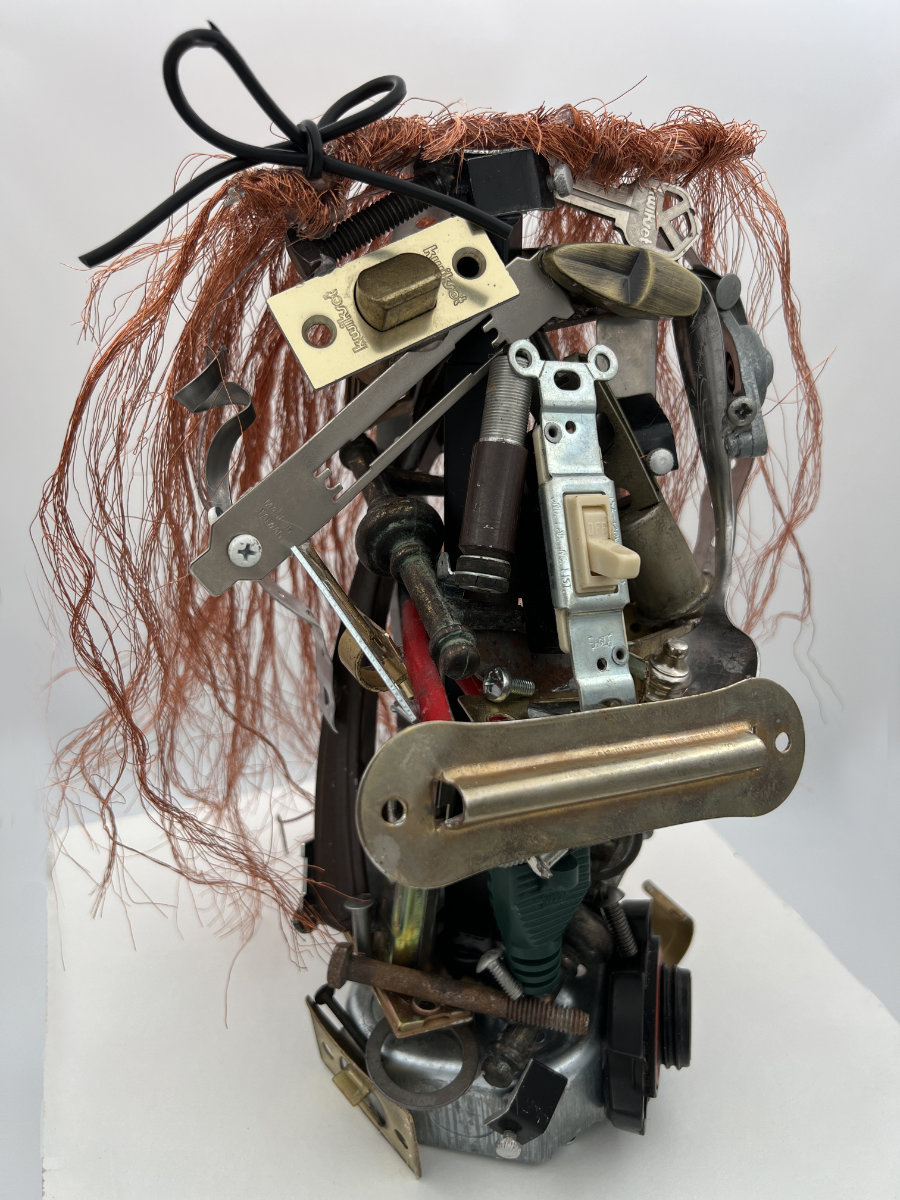  Emma Mortensen's extremely detailed sculpture   