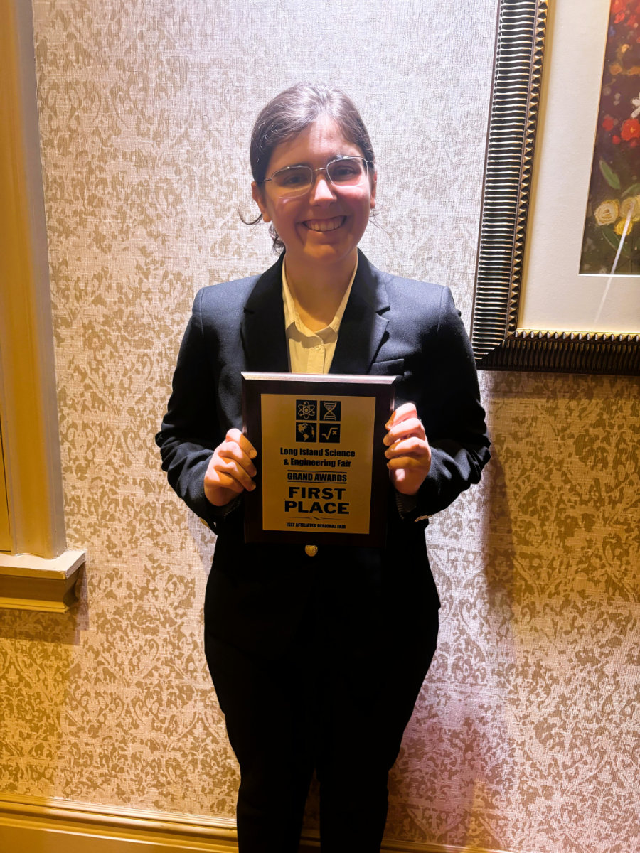  Rachel Huth with the first place award   