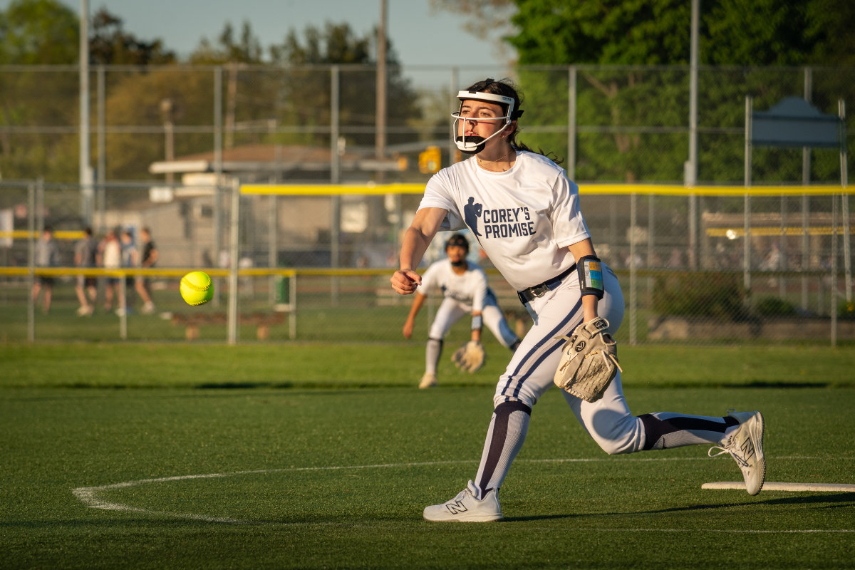  Amanda Ganley hurls for Huntington last Friday afternoon. (Darin Reed & Carol Merkel photo.)  