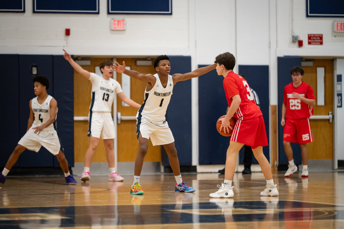  The Huntington boys' varsity basketball team has a new head coach. (Darin Reed photo.)  